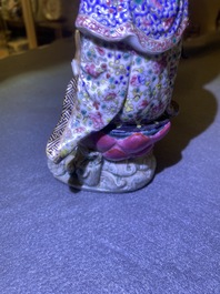 Une figure d'une femme assise sur un tr&ocirc;ne de lotus en porcelaine de Chine famille rose, 19&egrave;me